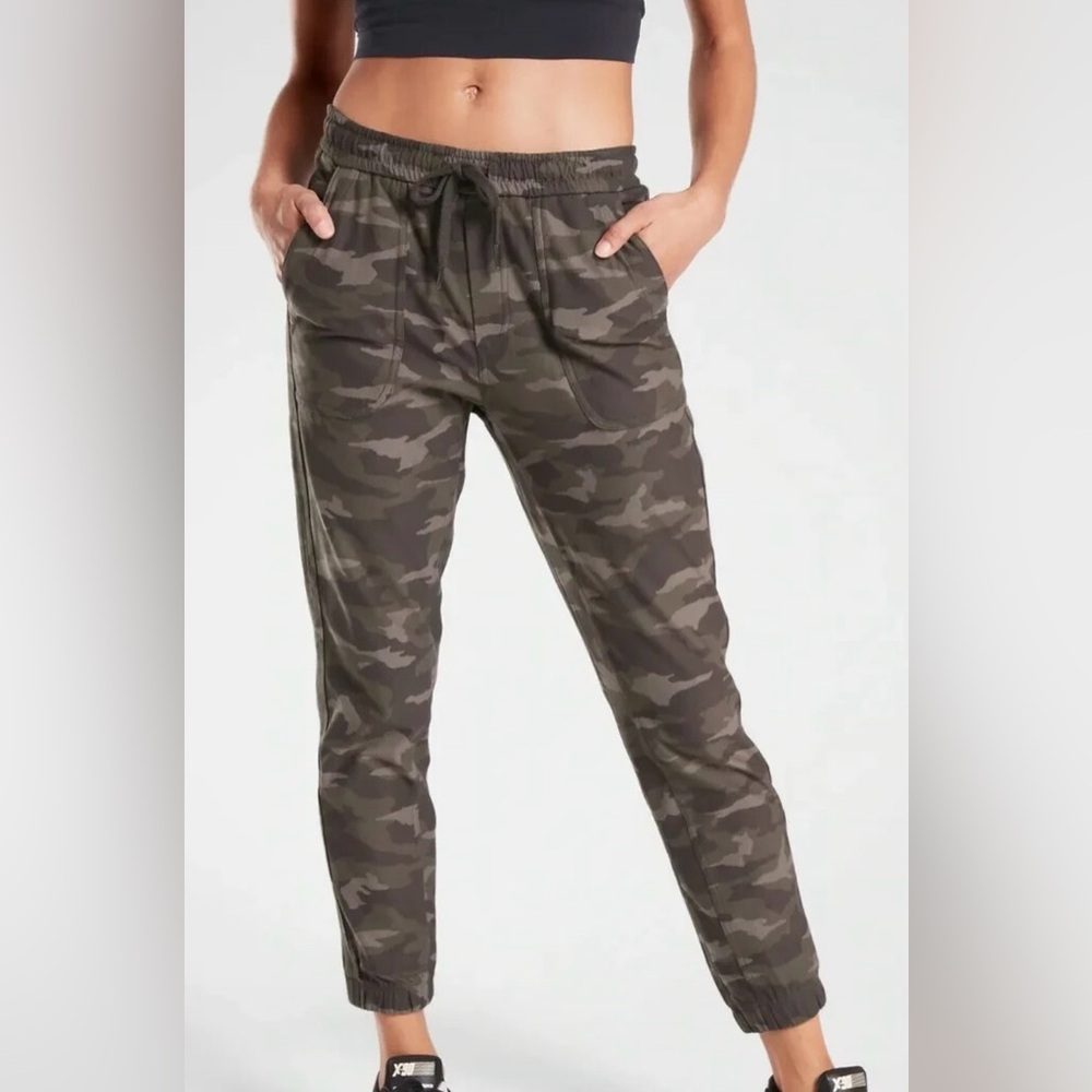 Athleta Camo Farallon Joggers Women’s Size L EUC